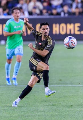 May 24, 2026, Los Angeles, California, USA: Stephen Eustaquio 46 of the Los Angeles Football Club passes the ball during their regular season MLS, Fussball Herren, USA game against the Seattle Sounders FC on Sunday May 24, 2026 at the BMO Stadium in Los Angeles, California. LAFC defeat Sounders, 1-0. ARIANA RUIZ PI Los Angeles USA - ZUMAp124 20260524_zaa_p124_021 Copyright: xArianaxRuizx