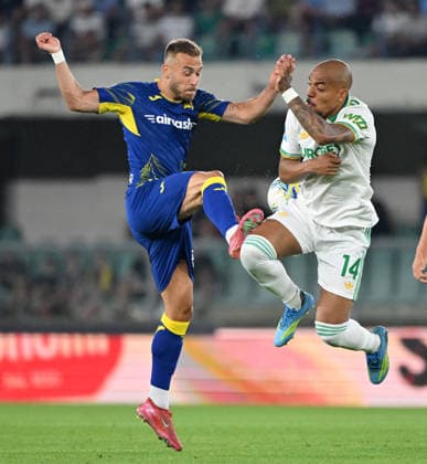 (260525) -- VERONA, May 25, 2026 -- Roma s Donyell Malen (R) vies with Hellas Verona s Sandi Lovric during a Serie A soccer match between Hellas Verona and Roma in Verona, Italy, May 24, 2026. (Photo by Xinhua) (SP)ITALY-VERONA-FOOTBALL-SERIE A-HELLAS VERONA VS ROMA AlbertoxLingria 