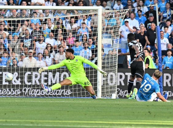 (260525) -- NAPLES, May 25, 2026 -- Napoli s Rasmus Hojlund (R) scores his goal during a Serie A soccer match between Napoli and Udinese in Naples, Italy, May 24, 2026. (Photo by Xinhua) (SP)ITALY-NAPLES-SOCCER-SERIE A-NAPOLI VS UDINESE DiegoxPetrussi 
