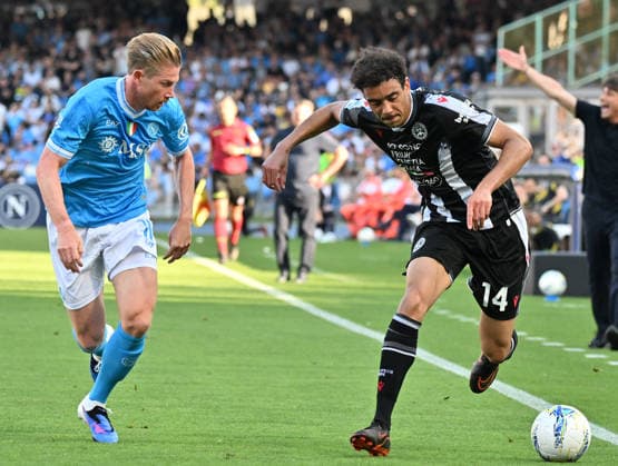 (260525) -- NAPLES, May 25, 2026 -- Napoli s Kevin De Bruyne (L) vies with Udinese s Arthur Atta a Serie A soccer match between Napoli and Udinese in Naples, Italy, May 24, 2026. (Photo by Xinhua) (SP)ITALY-NAPLES-SOCCER-SERIE A-NAPOLI VS UDINESE DiegoxPetrussi 