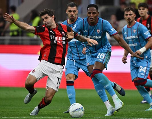 (260525) -- MILAN, May 25, 2026 -- AC Milan s Christian Pulisic (L) vies with Cagliari s Yerry Mina during a Serie A football match between AC Milan and Cagliari in Milan, Italy, May 24, 2026. (SP)ITALY-MILAN-SOCCER-SERIE A-AC MILAN VS CAGLIARI LixJing 