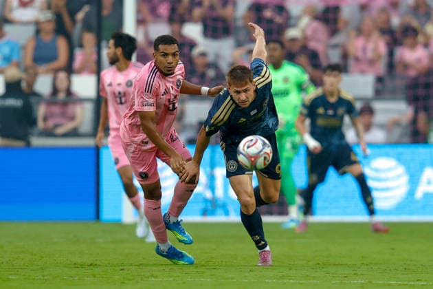 MIAMI, FL - MAY 24: Inter Miami midfielder Yannick Bright (42) and Philadelphia Union forward Bruno Damiani (9) battle for a ball during the MLS, Fussball Herren, USA game between Inter Miami CF and Philadelphia Union at NU Stadium on May 24, 2026 in Miami,Florida.(Photo by Chris Arjoon Icon Sportswire) SOCCER: MAY 24 MLS Inter Miami CF vs Philadelphia Union EDITORIAL USE ONLY Icon2605240010017