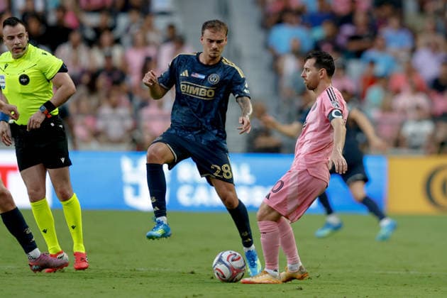 MIAMI, FL - MAY 24: Inter Miami forward Lionel Messi (10) and Philadelphia Union forward Agustin Anello (28) battle for the ball during the MLS, Fussball Herren, USA game between Inter Miami CF and Philadelphia Union at NU Stadium on May 24, 2026 in Miami,Florida.(Photo by Chris Arjoon Icon Sportswire) SOCCER: MAY 24 MLS Inter Miami CF vs Philadelphia Union EDITORIAL USE ONLY Icon2605240010046