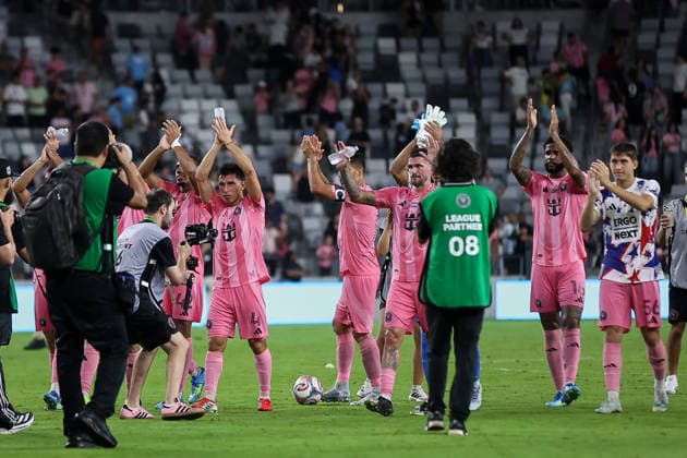 MIAMI, FL - MAY 24: Inter Miami players wave at the crowd at the end of a MLS, Fussball Herren, USA game between Inter Miami CF and Philadelphia Union at NU Stadium on May 24, 2026 in Miami,Florida.(Photo by Chris Arjoon Icon Sportswire) SOCCER: MAY 24 MLS Inter Miami CF vs Philadelphia Union EDITORIAL USE ONLY Icon2605240010050