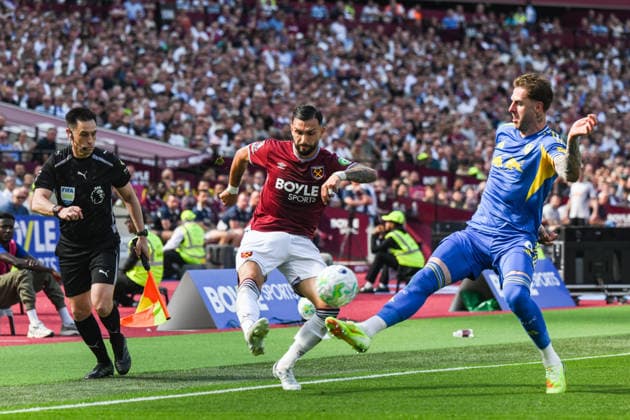 West Ham United v Leeds United - Premier League Taty Castellanos of West Ham United crosses the ball while under pressure from Joe Rodon of Leeds United during the Premier League match between West Ham United and Leeds United at the London Stadium, Stratford, on May 24, 2026. Stratford Greater London United Kingdom  Copyright: xMIxNewsx originalFilename:fletcher-westhamu260524_np4Oo.jpg