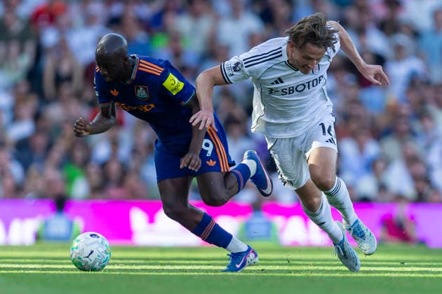 Fulham v Newcastle United - Premier League Yoane Wissa of Newcastle United and Sander Berge of Fulham compete for the ball during the Premier League match between Fulham and Newcastle United at Craven Cottage in London on May 24, 2026. London Greater London United Kingdom  Copyright: xMIxNewsx originalFilename:fletcher-fulhamvs260524_np3Lo.jpg