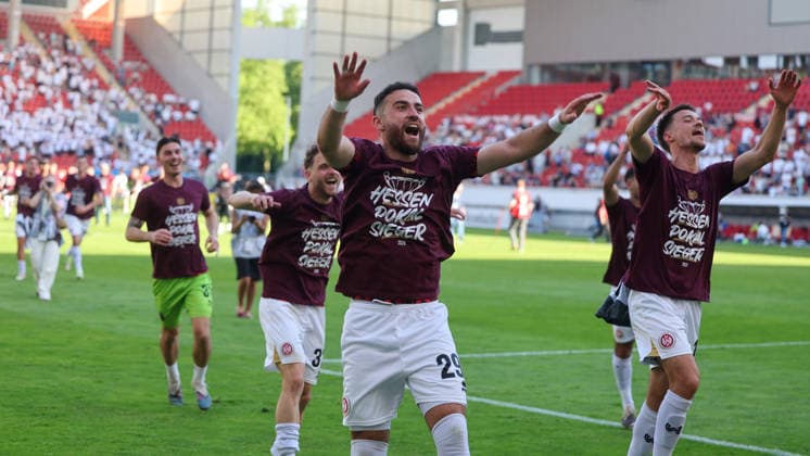 Fussball - Hessenpokal Finale - SG Barockstadt Fulda-Lehnerz - SV Wehen Wiesbaden - 23.05.26, Jubel mit den Fans - Kapitän Fatih Kaya (SVWW), -
