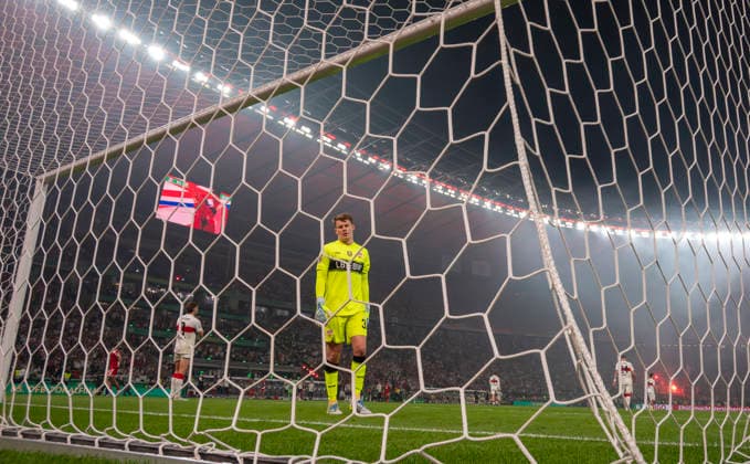 23.05.2026, Fussball DFB-Pokal 2025 2026, Finale, FC Bayern München - VfB Stuttgart, im Olympiastadion Berlin. Nach einem Gegentor steht Torwart Alexander Nübel (Stuttgart) frustriert im Tor. *** 23 05 2026, Football DFB Cup 2025 2026, Final, FC Bayern Munich VfB Stuttgart, at the Olympiastadion Berlin Goalkeeper Alexander Nübel Stuttgart stands frustrated in goal after conceding a goal