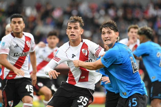 River Plate v Belgrano - Final: Torneo Apertura 2026 Joaquin Freitas of River Plate waits for the ball as Agustin Falcon of Belgrano grabs his jersey inside the penalty area during the 2026 League Cup final between River Plate and Belgrano at Mario Alberto Kempes Stadium in Cordoba, Argentina, on May 24, 2026. Cordoba Argentina  Copyright: xPabloxEliasx originalFilename:elias-river260524_npxsn.jpg