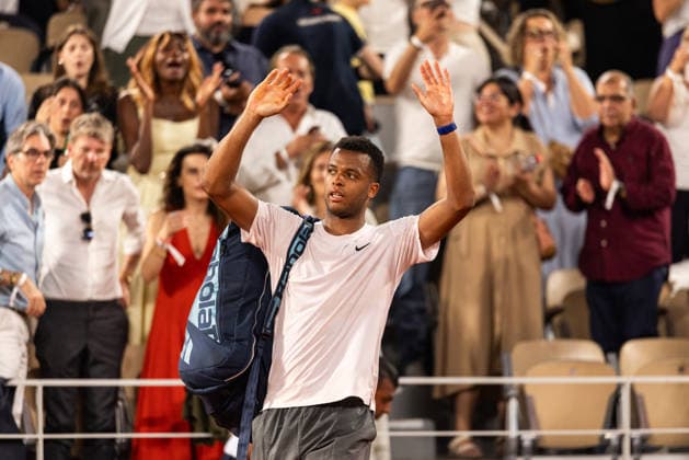 2026 French Open - Day One Giovanni Mpetshi Perricard waves as he leaves the court after losing his men s singles match against Novak Djokovic on day 1 of the French Open tennis tournament on Court Philippe-Chatrier at the Roland-Garros Complex in Paris, France. Paris France  Copyright: xIbrahimxEzzatx originalFilename:ezzat-notitle260524_npUQP.jpg