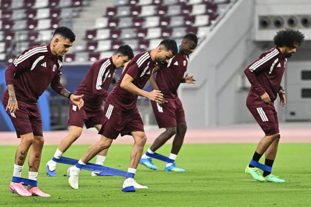 May 24, 2026, Doha, Qatar: Qatar team players warm up during the final training session at Khalifa International Stadium. as the Qatar national football team completes final home preparations for the FIFA World Cup, WM, Weltmeisterschaft, Fussball 2026, with friendlies against Ireland and El Salvador ahead. Doha Qatar - ZUMAs197 20260524_aaa_s197_246 Copyright: xNoushadxVariyattiyakkalx