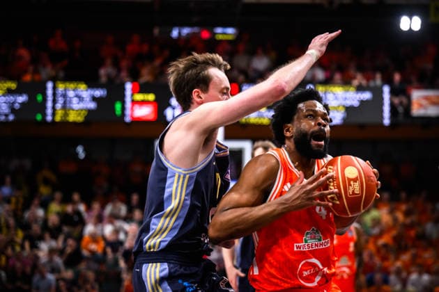 24.05.2026, Rasta Dome, Vechta Basketball, easyCredit Bundesliga, Playoffs Viertelfinale, Rasta Vechta vs. ALBA Berlin Zweikampf zwischen Justin Bean ( 34 Berlin) und Lloyd Pandi ( 41 Vechta)