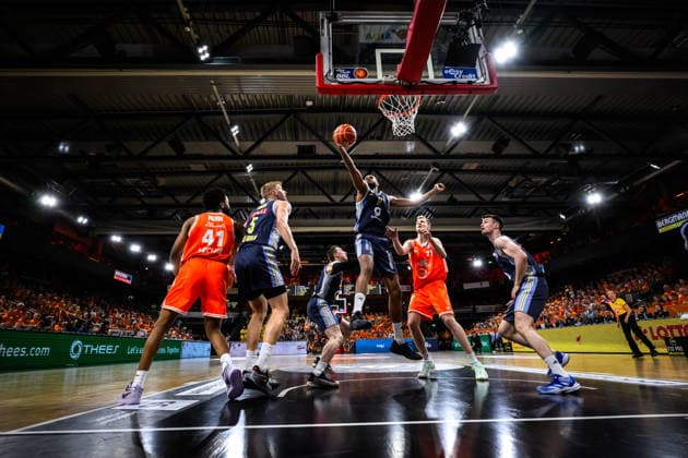 24.05.2026, Rasta Dome, Vechta Basketball, easyCredit Bundesliga, Playoffs Viertelfinale, Rasta Vechta vs. ALBA Berlin Norris Agbakoko ( 17 Berlin) klärt am Korb