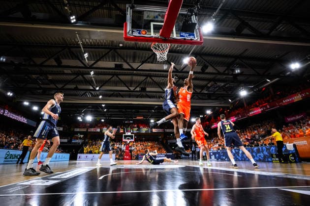 24.05.2026, Rasta Dome, Vechta Basketball, easyCredit Bundesliga, Playoffs Viertelfinale, Rasta Vechta vs. ALBA Berlin Zweikampf zwischen Norris Agbakoko ( 17 Berlin) und Alonzo Verge Jr. ( 11 Vechta)
