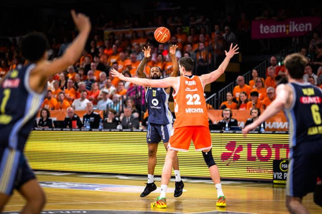 24.05.2026, Rasta Dome, Vechta Basketball, easyCredit Bundesliga, Playoffs Viertelfinale, Rasta Vechta vs. ALBA Berlin J wan Roberts ( 13 Berlin) passt über Tibor Pleiß Pleiss ( 22 Vechta)