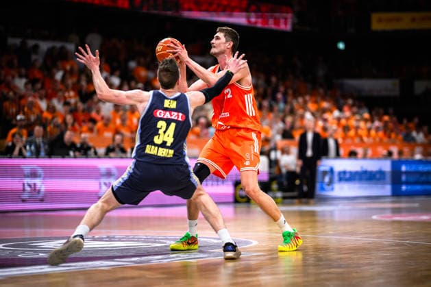 24.05.2026, Rasta Dome, Vechta Basketball, easyCredit Bundesliga, Playoffs Viertelfinale, Rasta Vechta vs. ALBA Berlin Zweikampf zwischen Justin Bean ( 34 Berlin) und Tibor Pleiß Pleiss ( 22 Vechta)