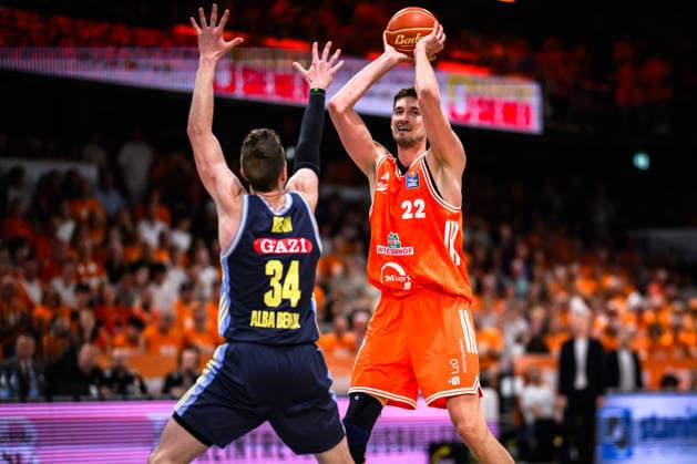 24.05.2026, Rasta Dome, Vechta Basketball, easyCredit Bundesliga, Playoffs Viertelfinale, Rasta Vechta vs. ALBA Berlin Zweikampf zwischen Justin Bean ( 34 Berlin) und Tibor Pleiß Pleiss ( 22 Vechta)
