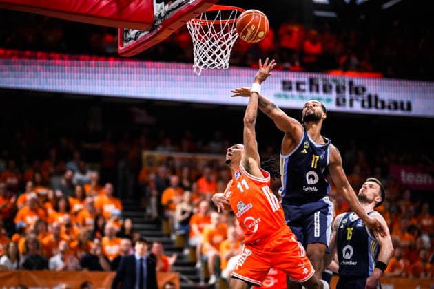 24.05.2026, Rasta Dome, Vechta Basketball, easyCredit Bundesliga, Playoffs Viertelfinale, Rasta Vechta vs. ALBA Berlin Zweikampf zwischen Alonzo Verge Jr. ( 11 Vechta) und Norris Agbakoko ( 17 Berlin) am Korb