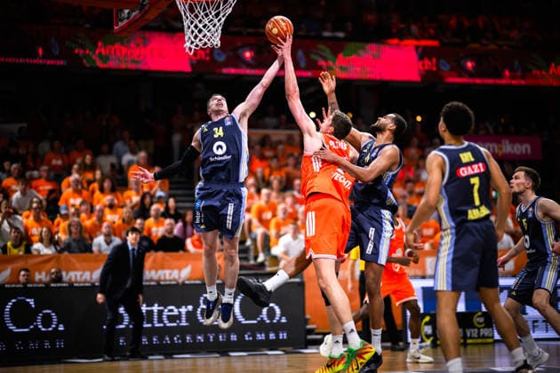 24.05.2026, Rasta Dome, Vechta Basketball, easyCredit Bundesliga, Playoffs Viertelfinale, Rasta Vechta vs. ALBA Berlin Korbwurf Tibor Pleiß Pleiss ( 22 Vechta) gegen Justin Bean ( 34 Berlin) und Norris Agbakoko ( 17 Berlin)