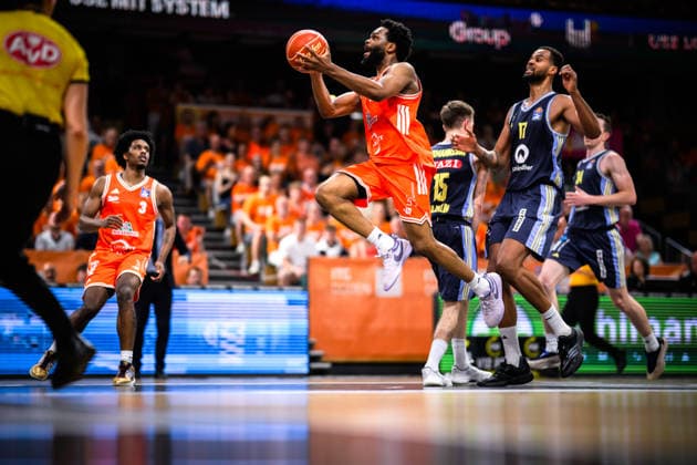 24.05.2026, Rasta Dome, Vechta Basketball, easyCredit Bundesliga, Playoffs Viertelfinale, Rasta Vechta vs. ALBA Berlin Korbwurf Lloyd Pandi ( 41 Vechta) gegen Norris Agbakoko ( 17 Berlin)