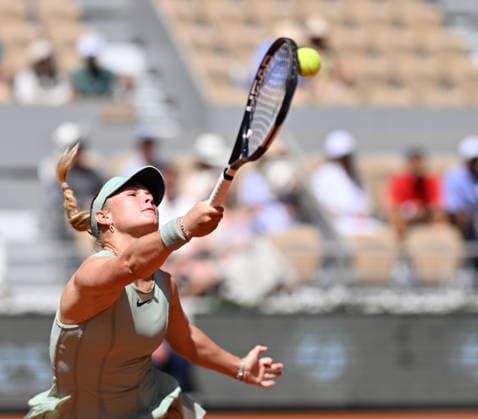 2026 French Open, Roland-Garros - Day 2 PARIS, FRANCE - MAY 25: Emerson Jones of Australia in action against Iga Swiatek (not seen) of Poland during the Women s Singles first round match on Day Two of the 2026 French Open at Roland Garros Stadium on May 25, 2026 in Paris, France. Mustafa Yalcin Anadolu Paris France. Editorial use only. Please get in touch for any other usage.  Copyright: x2026xAnadoluxMustafaxYalcinx