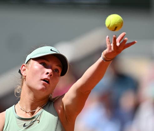 2026 French Open, Roland-Garros - Day 2 PARIS, FRANCE - MAY 25: Emerson Jones of Australia in action against Iga Swiatek (not seen) of Poland during the Women s Singles first round match on Day Two of the 2026 French Open at Roland Garros Stadium on May 25, 2026 in Paris, France. Mustafa Yalcin Anadolu Paris France. Editorial use only. Please get in touch for any other usage.  Copyright: x2026xAnadoluxMustafaxYalcinx