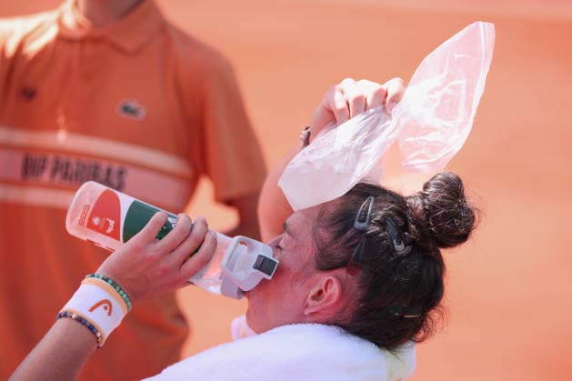 Susan Bandecchi (SUI) sitzt auf dem Stuhl, waehrend der Spielpause mit einem Eispack auf der Schulter und Eisbeutel auf dem Kopf, Hitze, Damen Einzel, Ladies Singles Tennis - French Open 2026 - Roland Garros - Paris - - France - 25 May 2026. *** Susan Bandecchi SUI sits on the chair during the break with an ice pack on her shoulder and ice pack on her head, Heat, Ladies Singles, Ladies Singles Tennis French Open 2026 Roland Garros Paris France 25 May 2026 Copyright: xJuergenxHasenkopfx