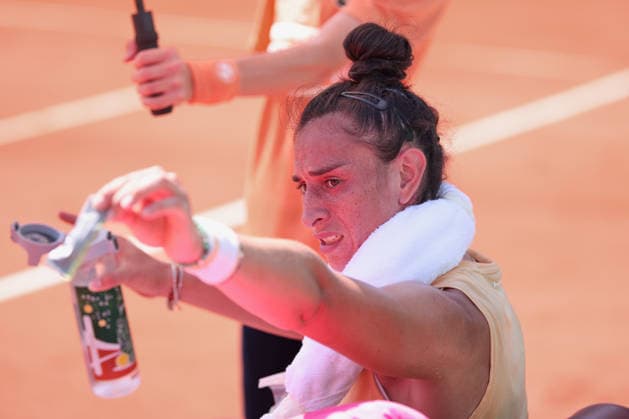 Susan Bandecchi (SUI) sitzt auf dem Stuhl, waehrend der Spielpause mit einem Eispack auf der Schulter und Getraenkeflasche in der Hand, Hitze, Damen Einzel, Ladies Singles Tennis - French Open 2026 - Roland Garros - Paris - - France - 25 May 2026. Copyright: xJuergenxHasenkopfx