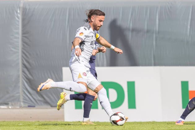 Krombacher Hessenpokal Finale: SV Wehen Wiesbaden - SG Barockstadt Fulda-Lehnerz, 23.05.2026 Fatih Kaya (SV Wehen Wiesbaden 29) am Ball, SV Wehen Wiesbaden - SG Barockstadt Fulda-Lehnerz, Frankfurt, Stadion am Bieberer Berg, 23.5.2026 Copyright: xBEAUTIFULxSPORTS Gawlikx