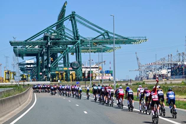 Antwerp Port Epic 2026 Cycling Race ANTWERPEN, BELGIUM - MAY 25 : Illustration picture of the peloton during the 9th edition of Antwerp Port Epic an UCI Class 1.1 one day cycling road race for Men Elite of km with start in Antwerpen and finish in Antwerpen on May 25, 2026 in Antwerpen, Belgium, 25 05 2026 ( Motordriver Pieter Vanherzele - Antwerpen Belgium  Copyright: xPeterxDexVoechtx