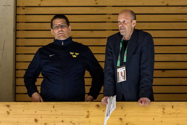 260525 General manager Josef Boumedienne of Sweden and Mattias Ek fran Hockeynews at a practice session during the 2026 IIHF Ice hockey, Eishockey World Championship, WM, Weltmeisterschaft on May 25, 2026 in Fribourg. Photo: Jesper Zerman BILDBYRAN kod JZ JZ0728 ishockey ice hockey ishockey-vm 2026 vm 2026 iihf world championship träning practice sverige sweden day 11 bbeng Copyright: JESPERxZERMAN BB260525JZ024