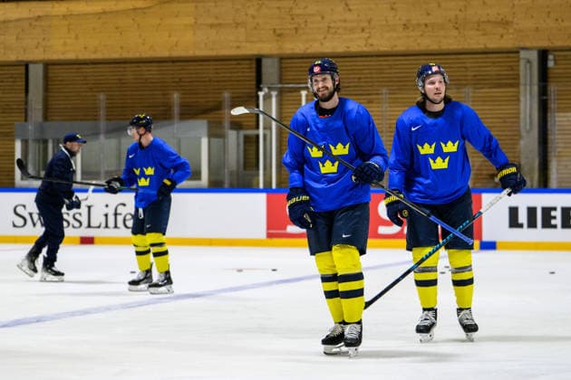 260525 Oliver Ekman-Larsson and Oscar Sundqvist of Sweden at a practice session during the 2026 IIHF Ice hockey, Eishockey World Championship, WM, Weltmeisterschaft on May 25, 2026 in Fribourg. Photo: Jesper Zerman BILDBYRAN kod JZ JZ0728 ishockey ice hockey ishockey-vm 2026 vm 2026 iihf world championship träning practice sverige sweden day 11 bbeng Copyright: JESPERxZERMAN BB260525JZ028