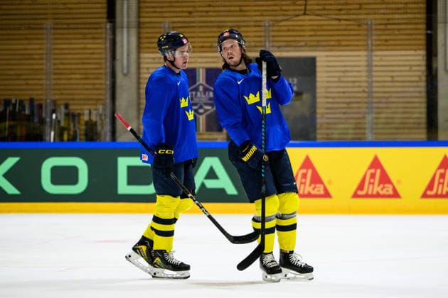260525 Anton Frondell and Oscar Sundqvist of Sweden at a practice session during the 2026 IIHF Ice hockey, Eishockey World Championship, WM, Weltmeisterschaft on May 25, 2026 in Fribourg. Photo: Jesper Zerman BILDBYRAN kod JZ JZ0728 ishockey ice hockey ishockey-vm 2026 vm 2026 iihf world championship träning practice sverige sweden day 11 bbeng Copyright: JESPERxZERMAN BB260525JZ035