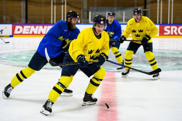 260525 Mattias Ekholm and AndrÃ Petersson of Sweden at a practice session during the 2026 IIHF Ice hockey, Eishockey World Championship, WM, Weltmeisterschaft on May 25, 2026 in Fribourg. Photo: Jesper Zerman BILDBYRAN kod JZ JZ0728 ishockey ice hockey ishockey-vm 2026 vm 2026 iihf world championship träning practice sverige sweden day 11 bbeng Copyright: JESPERxZERMAN BB260525JZ043
