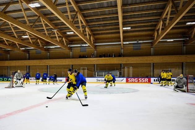260525 Robert Hägg and Oscar Sundqvist of Sweden at a practice session during the 2026 IIHF Ice hockey, Eishockey World Championship, WM, Weltmeisterschaft on May 25, 2026 in Fribourg. Photo: Jesper Zerman BILDBYRAN kod JZ JZ0728 ishockey ice hockey ishockey-vm 2026 vm 2026 iihf world championship träning practice sverige sweden day 11 bbeng Copyright: JESPERxZERMAN BB260525JZ047