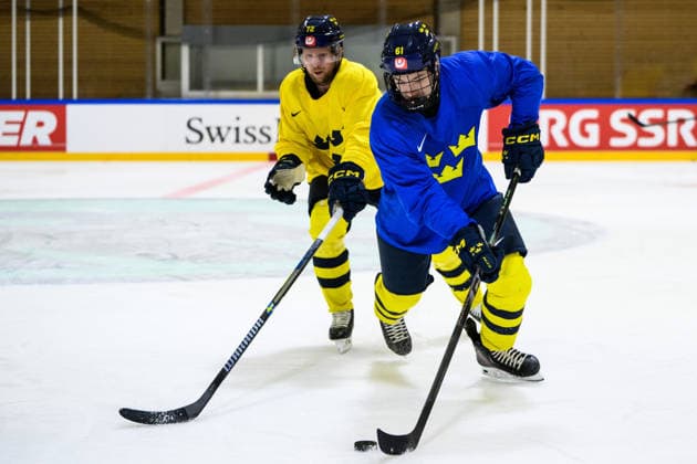 260525 Tim Heed and Viggo Björck of Sweden at a practice session during the 2026 IIHF Ice hockey, Eishockey World Championship, WM, Weltmeisterschaft on May 25, 2026 in Fribourg. Photo: Jesper Zerman BILDBYRAN kod JZ JZ0728 ishockey ice hockey ishockey-vm 2026 vm 2026 iihf world championship träning practice sverige sweden day 11 bbeng Copyright: JESPERxZERMAN BB260525JZ049