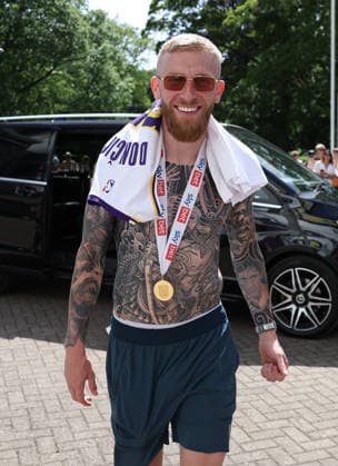 Hull Bus Parade Oli McBurnie of Hull City arrives at the MKM Stadium before the Hull City Bus Parade on the streets of Hull, England after being promoted to the Premier League in the Sky Bet Championship Play-Off Final on Saturday 23rd May 2026. 25 05 2026 UK Newspapers OUT Copyright: xAndyxSumnerx FIL-23472-0007