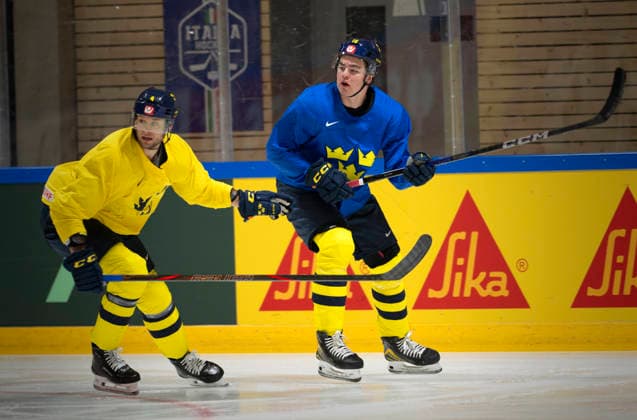 FRIBOURG, SCHWEIZ 20260525 Anton Frondell vid Tre Kronors träning pa mandagen. Tv ses Jacob Larsson. Imorgon möter Sverige Slovakien i en avgörande gruppspelsmatch i Ishockey-VM i Schweiz.