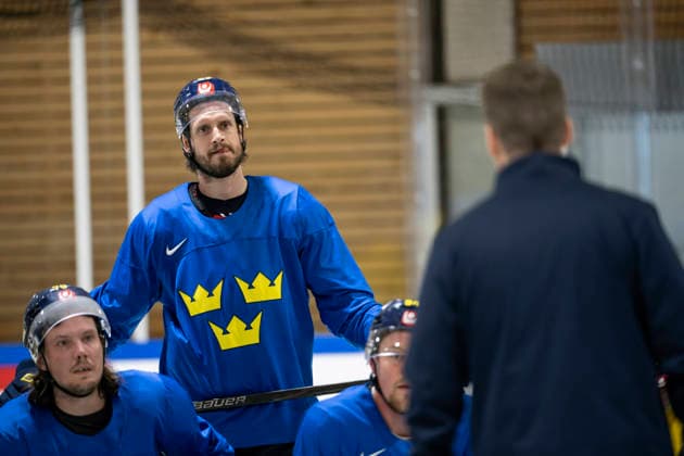 FRIBOURG, SCHWEIZ 20260525 Oliver Ekman-Larsson under Tre Kronors träning pa mandagen. Tv ses Jacob Larsson. Imorgon möter Sverige Slovakien i en avgörande gruppspelsmatch i Ishockey-VM i Schweiz.