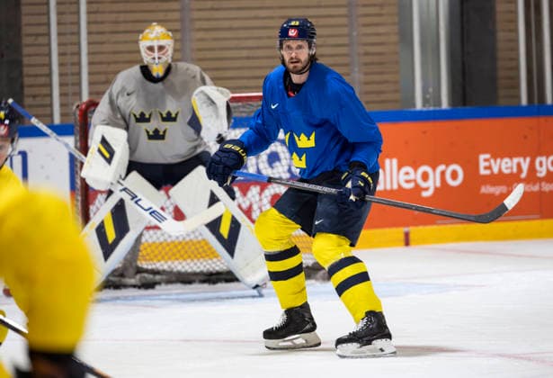 FRIBOURG, SCHWEIZ 20260525 Oliver Ekman-Larsson under Tre Kronors träning pa mandagen. Tv ses Jacob Larsson. Imorgon möter Sverige Slovakien i en avgörande gruppspelsmatch i Ishockey-VM i Schweiz.