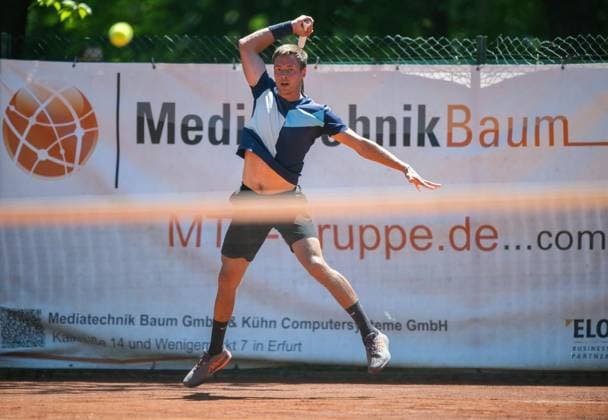 TENNIS 58. HENNER-HENKEL-TURNIER ** NUR FÜR REDAKTIONELLE ZWECKE ** EDITORIAL USE ONLY **<p>25 05 2026-Erfurt: Tennis 58. Henner-Henkel-Gedaechtnisturnier im Foto: Michel Hopp (Tennisclub Ruhla 92 e.V. TTV), im Bild, gewinnt das Herren-Finale gegen Michael Mirtchev (Chemnitzer Tennis-Club Küchwald STV) ( Deutschland Thueringen Erfurt Copyright: SaschaxFromm