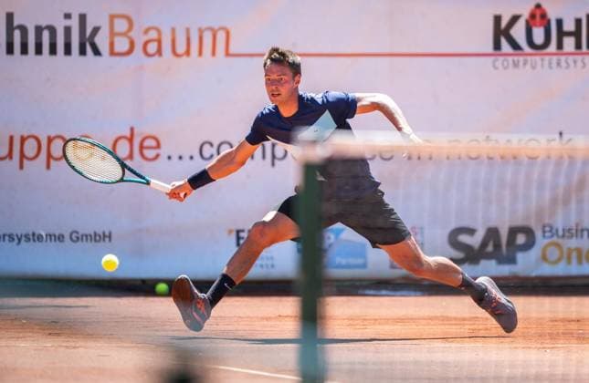 TENNIS 58. HENNER-HENKEL-TURNIER ** NUR FÜR REDAKTIONELLE ZWECKE ** EDITORIAL USE ONLY **<p>25 05 2026-Erfurt: Tennis 58. Henner-Henkel-Gedaechtnisturnier im Foto: Michel Hopp (Tennisclub Ruhla 92 e.V. TTV), im Bild, gewinnt das Herren-Finale gegen Michael Mirtchev (Chemnitzer Tennis-Club Küchwald STV) ( Deutschland Thueringen Erfurt Copyright: SaschaxFromm