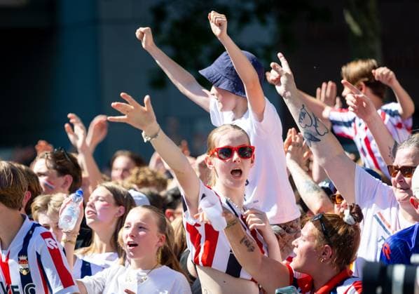 TILBURG - Willem II supporters during the celebration on the Heuvel in the city center. The club was promoted to the Eredivisie by defeating FC Volendam in the play-off final. IRIS VAN DEN BROEK ANP xVIxANPxSportx xxANPxIVx 559321133 originalFilename: 559321133.jpg