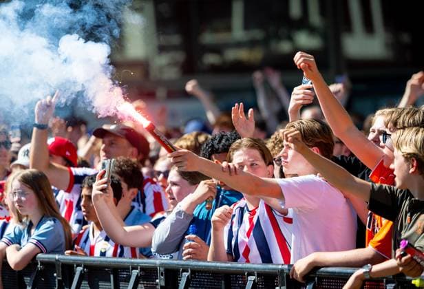 TILBURG - Willem II supporters during the celebration on the Heuvel in the city center. The club was promoted to the Eredivisie by defeating FC Volendam in the play-off final. IRIS VAN DEN BROEK ANP xVIxANPxSportx xxANPxIVx 559321224 originalFilename: 559321224.jpg