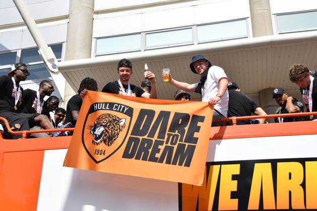 Hull City Civic Reception Hull City defender Charlie Hughes (4) on Open top bus at Hull City MKM stadium before the open top bus ride celebrating Play Off Final victory and promotion to the Premier League for Hull City at the MKM Stadium, Kingston upon Hull, UK on 25 May 2026. Kingston upon Hull MKM Stadium East Riding of Yorkshire UK Editorial use only , Copyright: xIanxLyallx PSI-24338-0022