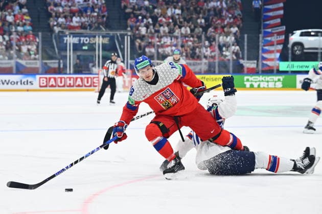 From left Dominik Kubalik of Czech Republic and Noah Steen of Norway in action during the IIHF World Championship, WM, Weltmeisterschaft Group B match Czech Republic vs Norway on May 25, 2026, Fribourg, Switzerland. (CTKxPhoto RadekxPetrasek) CTKPhotoP2026052505380  CTKPhotoP2026052505380