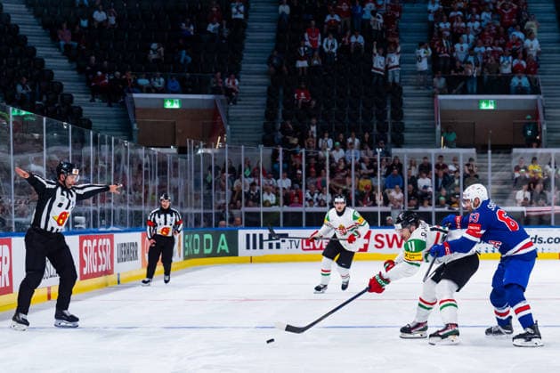 ZURICH, SWITZERLAND - MAY 25: Max Sasson (United States, 63) in the battle for the puck with Bence Horvath (Hungary, 11) during the Preliminary Round - Group A Match 47 between United States and Hungary at the IIHF Ice hockey, Eishockey World Championship, WM, Weltmeisterschaft 2026, Swiss Life Arena on May 25, 2026 in Zurich, Switzerland. Zurich Switzerland Copyright: xTimoxSteinx