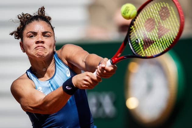 May 25, 2026, Paris, France: JASMINE PAOLINI of Italy in action against D. Yastremska of Ukraine during the second day of the WTA, Tennis Damen French Open 2026 at Roland-Garros Stadium in Paris, France. Paolini won 7:5, 6:3. Paris France - ZUMAm308 20260525_zsp_m308_006 Copyright: xMatthieuxMirvillex