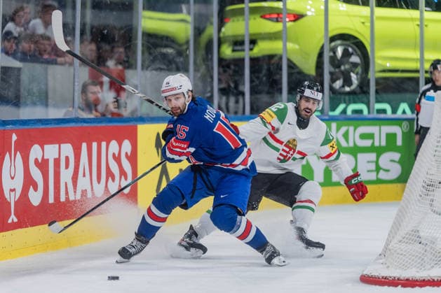 25 05 2026, Zurich, Swiss Life Arena, Ice hockey, Eishockey World Championships: USA - Hungary, 15 Tommy Novak (United States), 12 Bence Stipsicz (Hungary) Zurich Swiss Life Arena Zurich Switzerland Copyright: xJustPictures.ch StefanxEmchx jp-de-StEm-DSC0062820260525