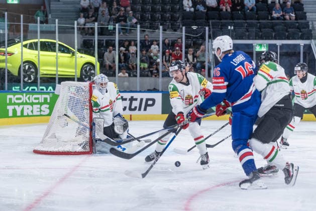 25 05 2026, Zurich, Swiss Life Arena, Ice hockey, Eishockey World Championships: USA - Hungary, 16 Mason Lohrei (United States), 17 Roland Kiss (Hungary), 30 goalkeeper Adam Vay (Hungary) Zurich Swiss Life Arena Zurich Switzerland Copyright: xJustPictures.ch StefanxEmchx jp-de-StEm-DSC0268020260525